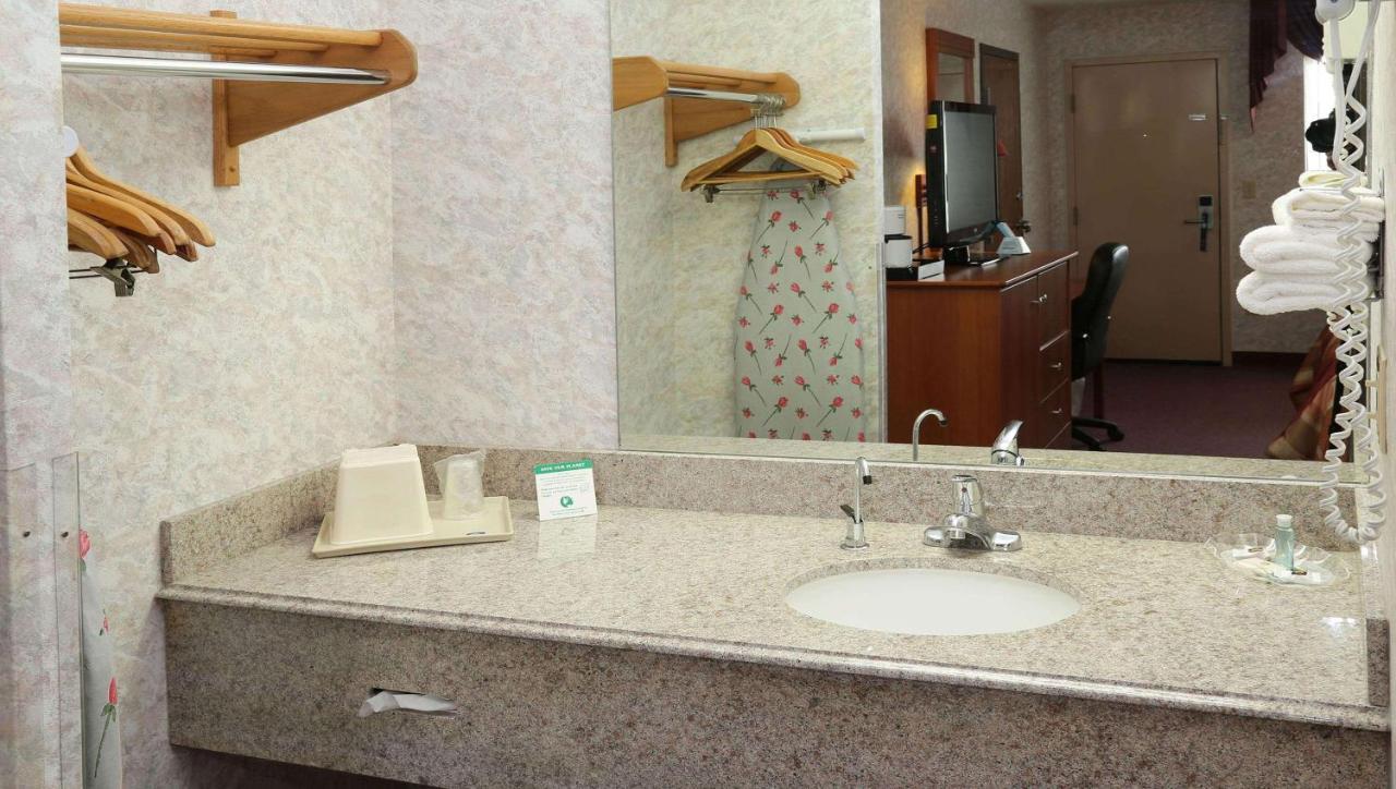 Magnuson Hotel Howell/Brighton Ngoại thất bức ảnh