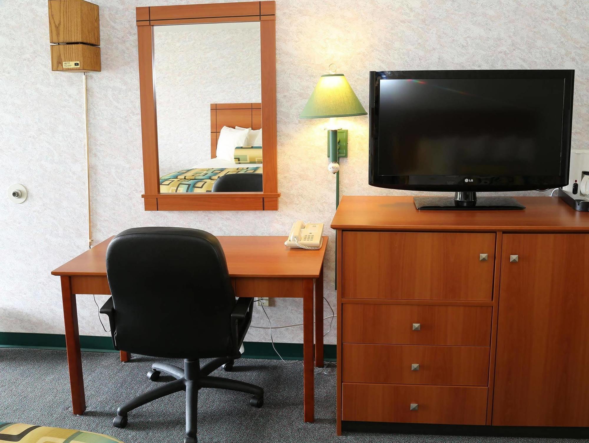 Magnuson Hotel Howell/Brighton Ngoại thất bức ảnh